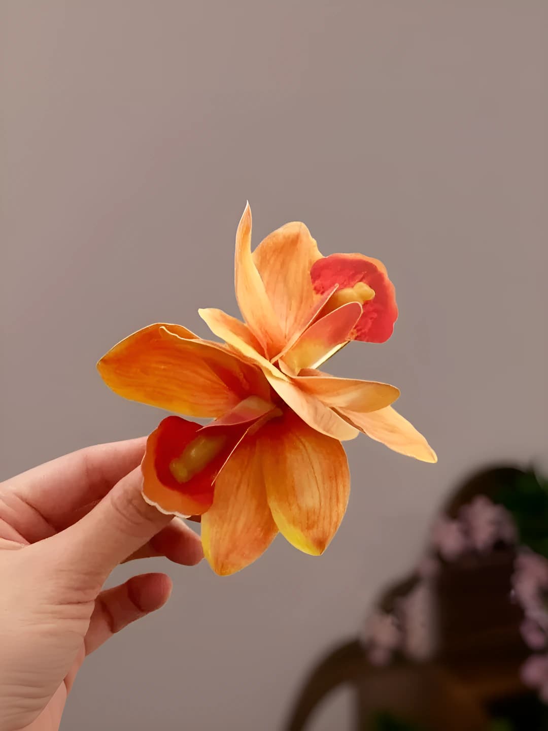 1# Freesia, orange-yellow, straight clip, ~5.5 cm