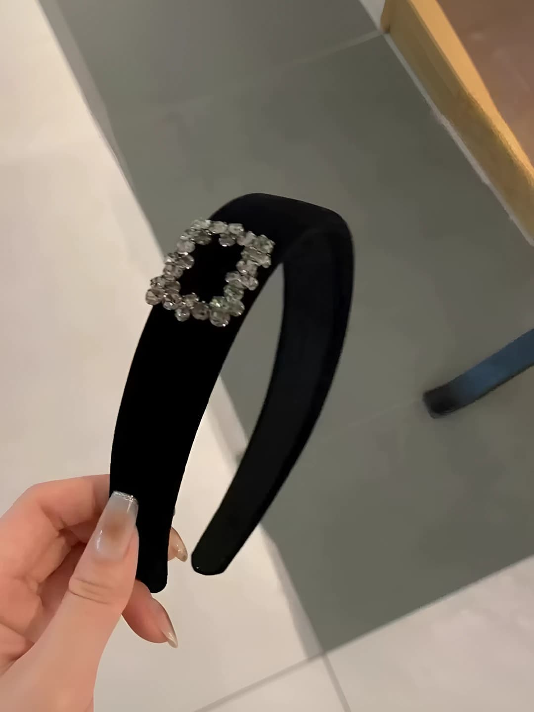 Kvadrat olmos qora barxat soch tasi