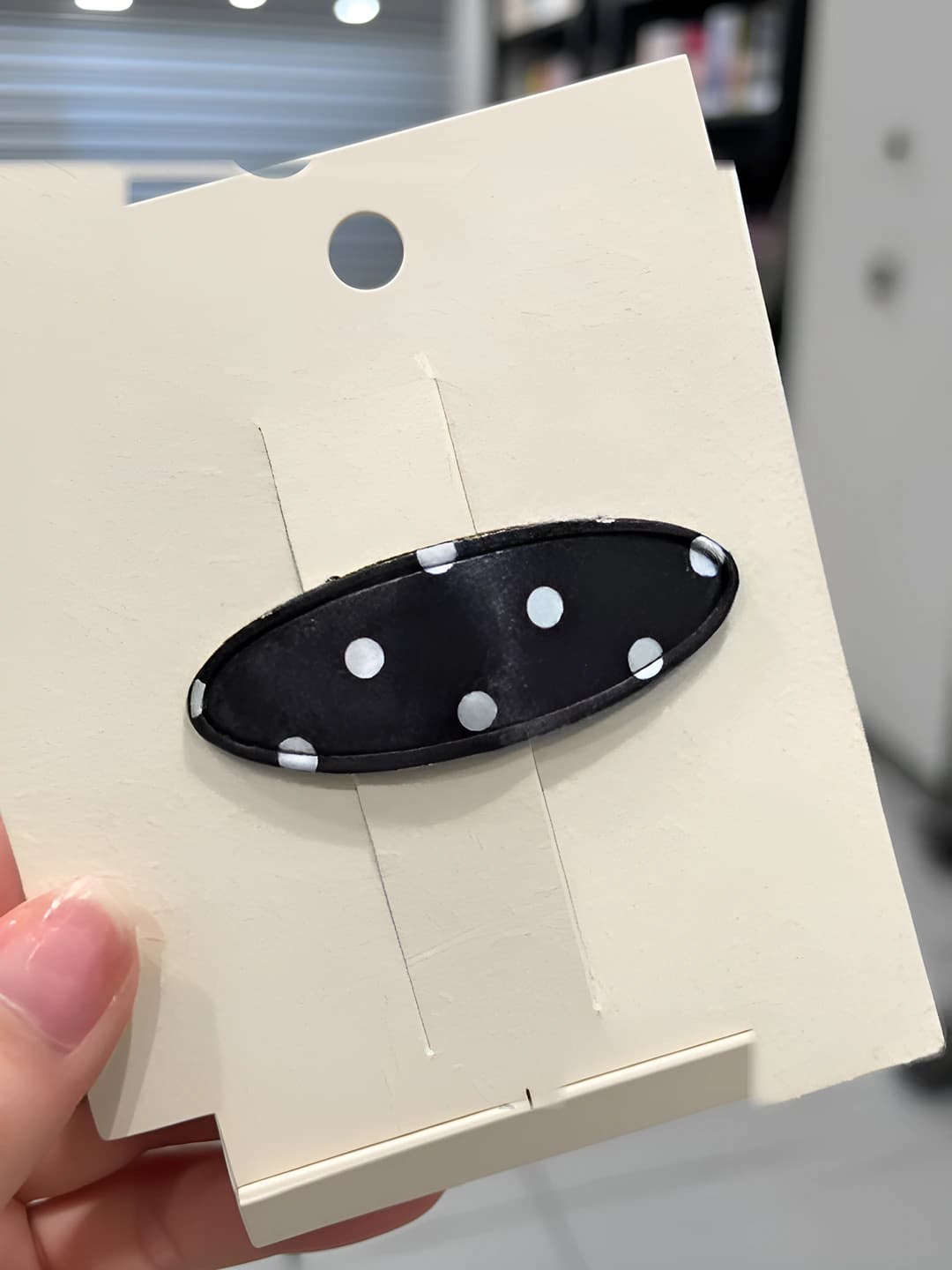 Black-white dots, oval BB clip, 5.8 cm