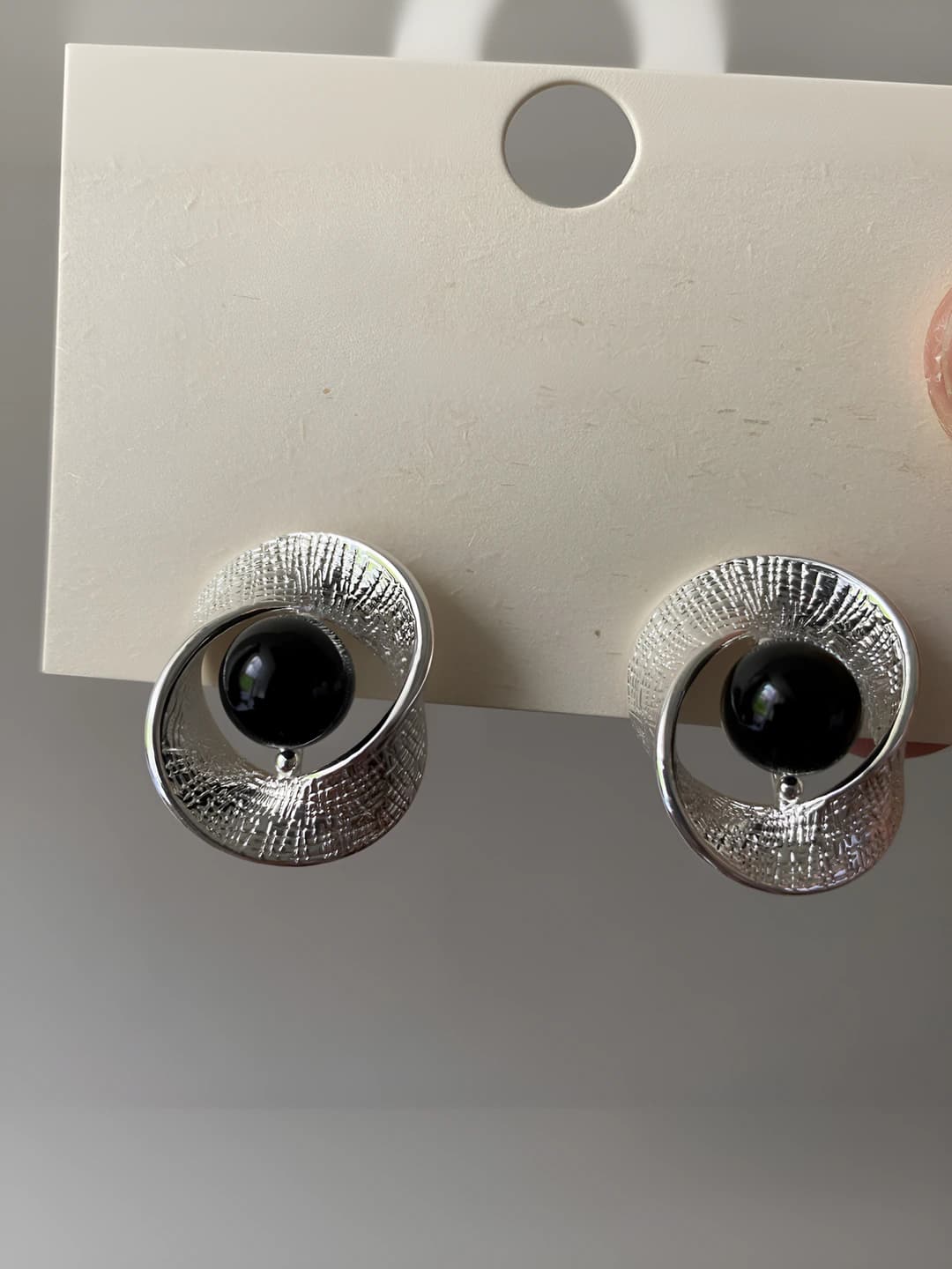 Women's earrings with black pearls and geometric shape in retro style
