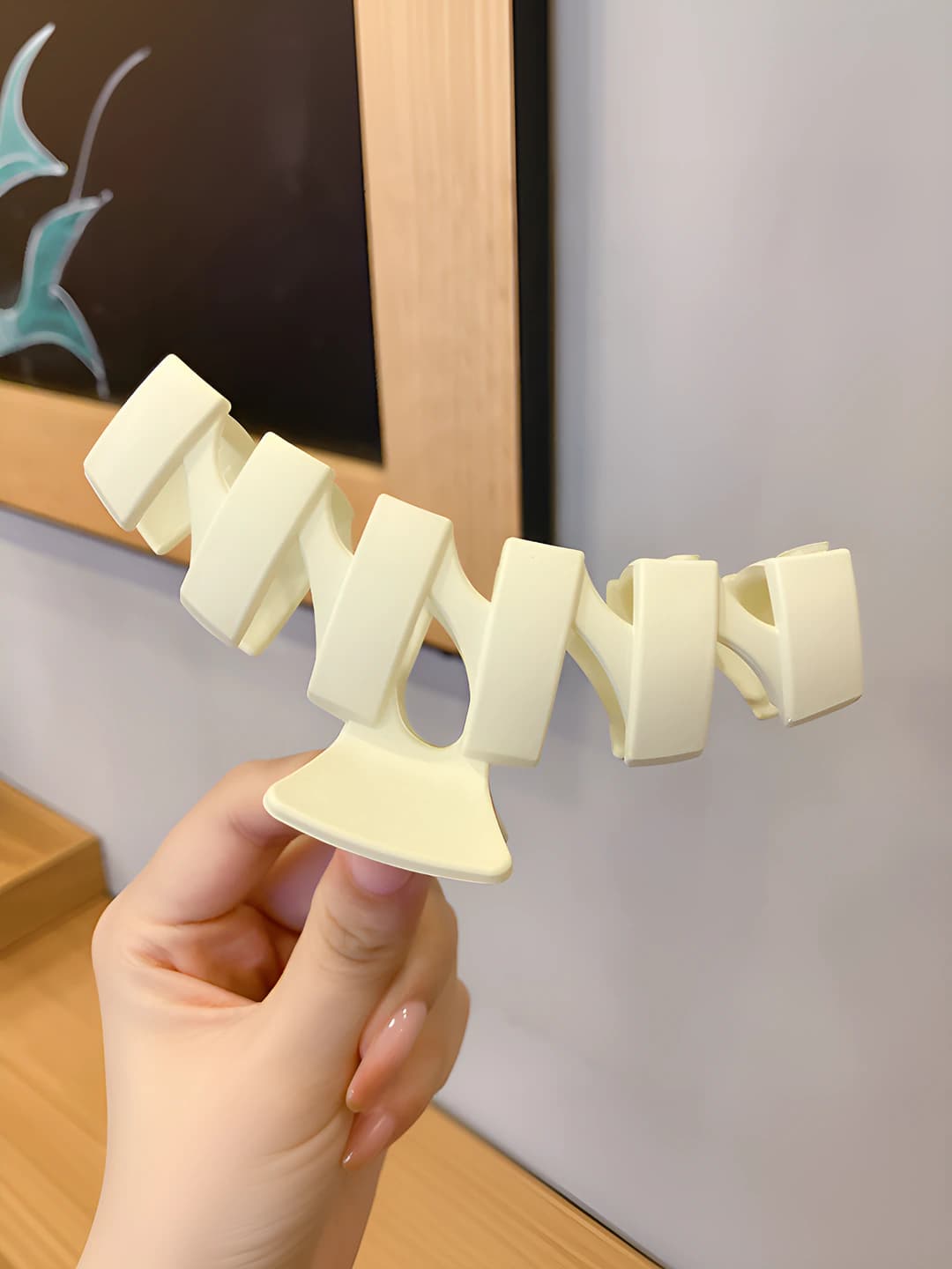 4# Irregular white clip