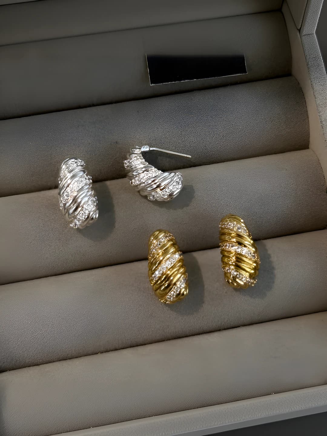 Women's metal bull horn stud earrings, gold and silver, retro style, autumn-winter 2026