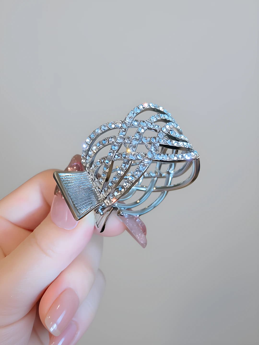 Серебряный, ажурный, сверкающий бриллиант