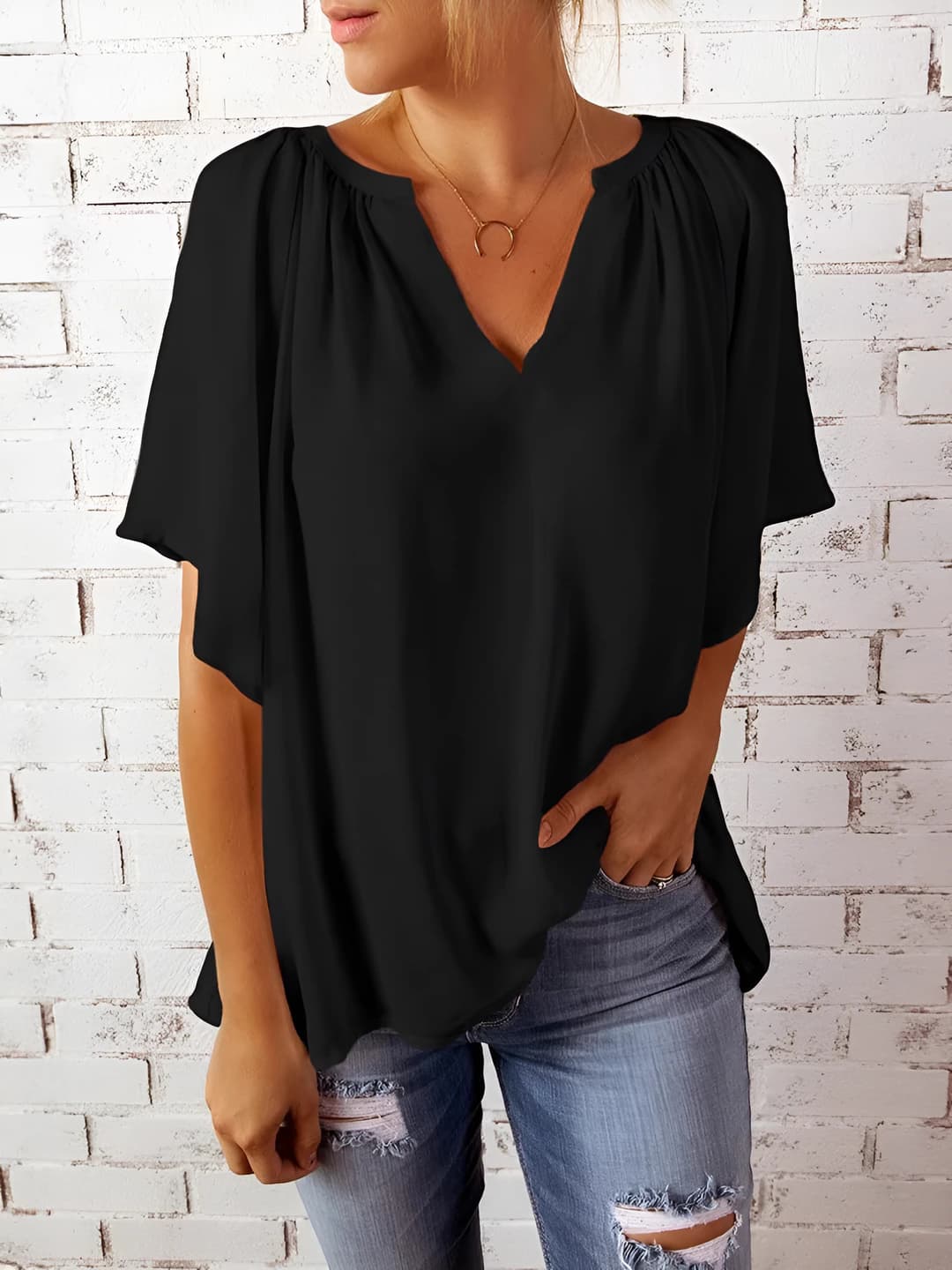 Ayollar uchun V-yoqali, kalta yengli, bo'sh (oversize) keng bichimli toplar, kundalik uslub