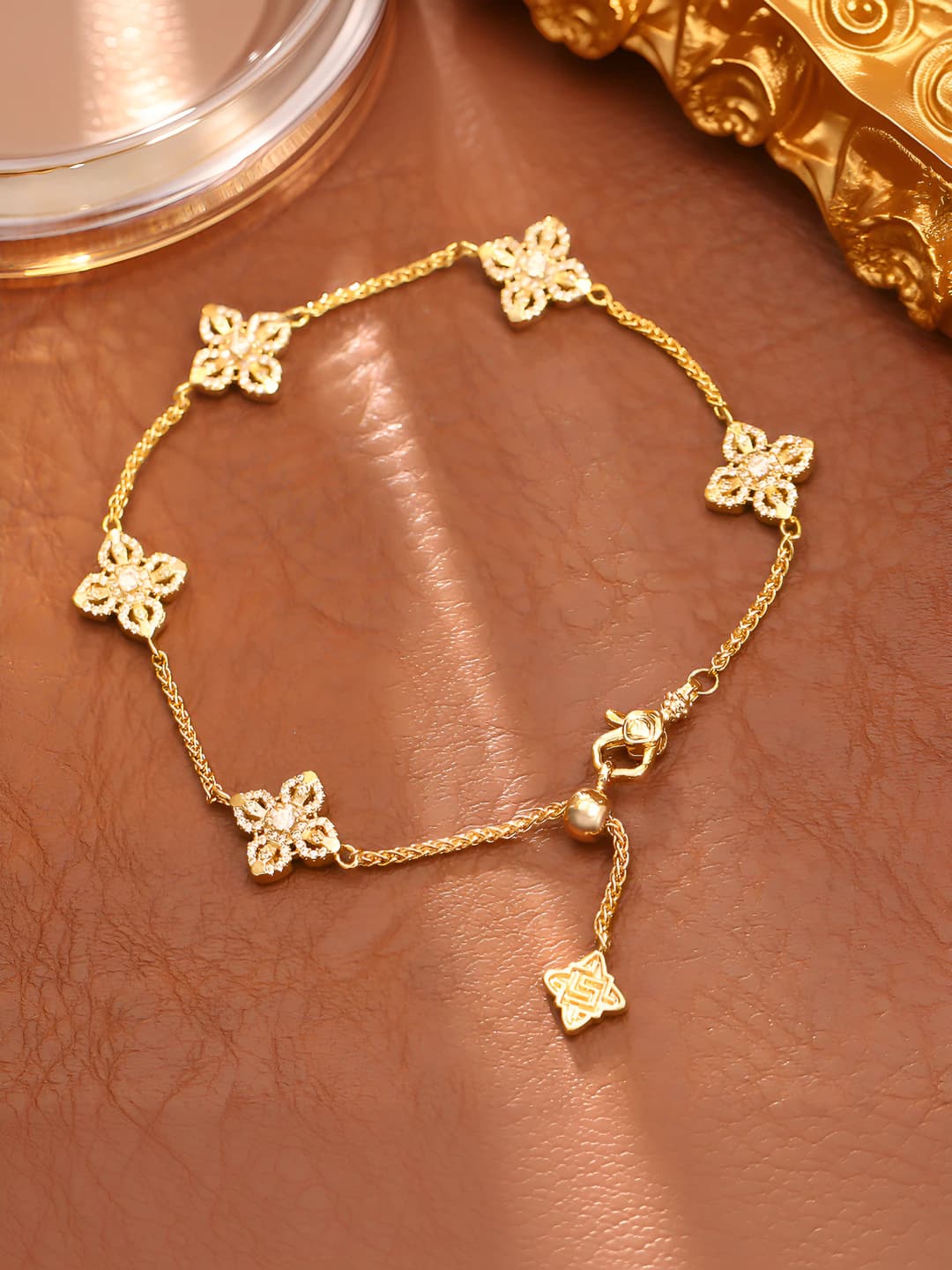 Women's bracelet with sparkling zirconia and four-leaf clover, sweet and elegant design