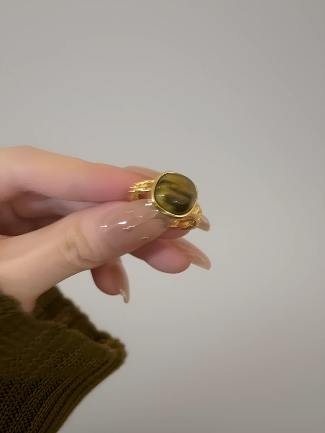 M 1064 Yonuvchi rang ushba