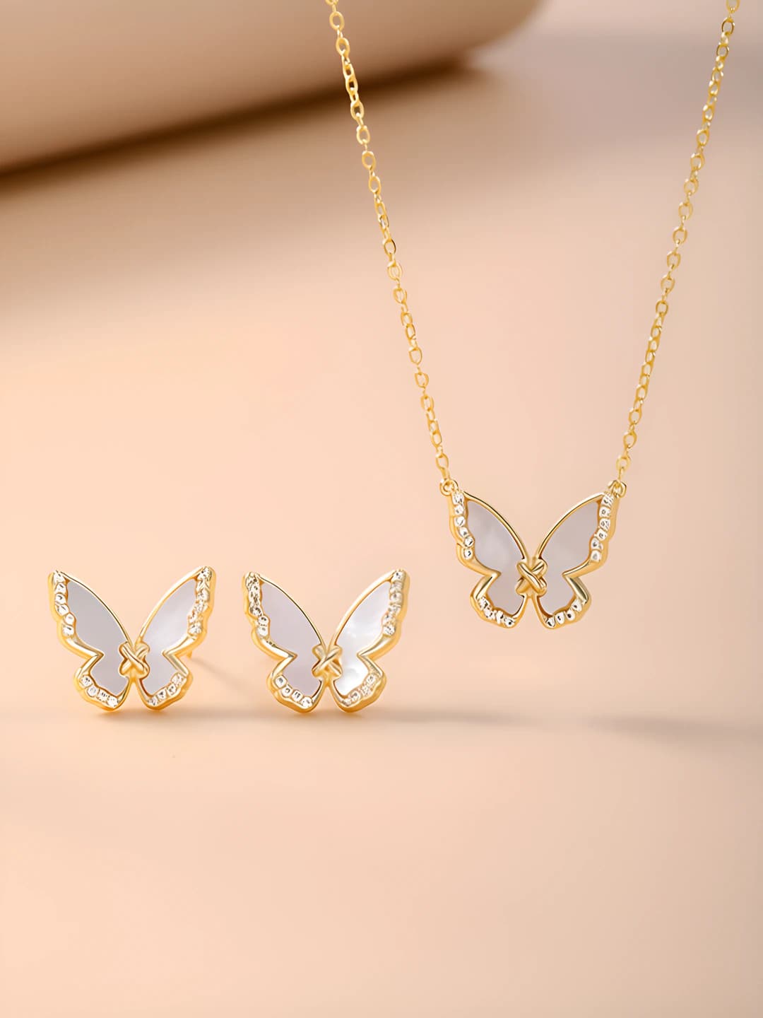 Women's 2026 set: shell and butterfly stud earrings and necklace