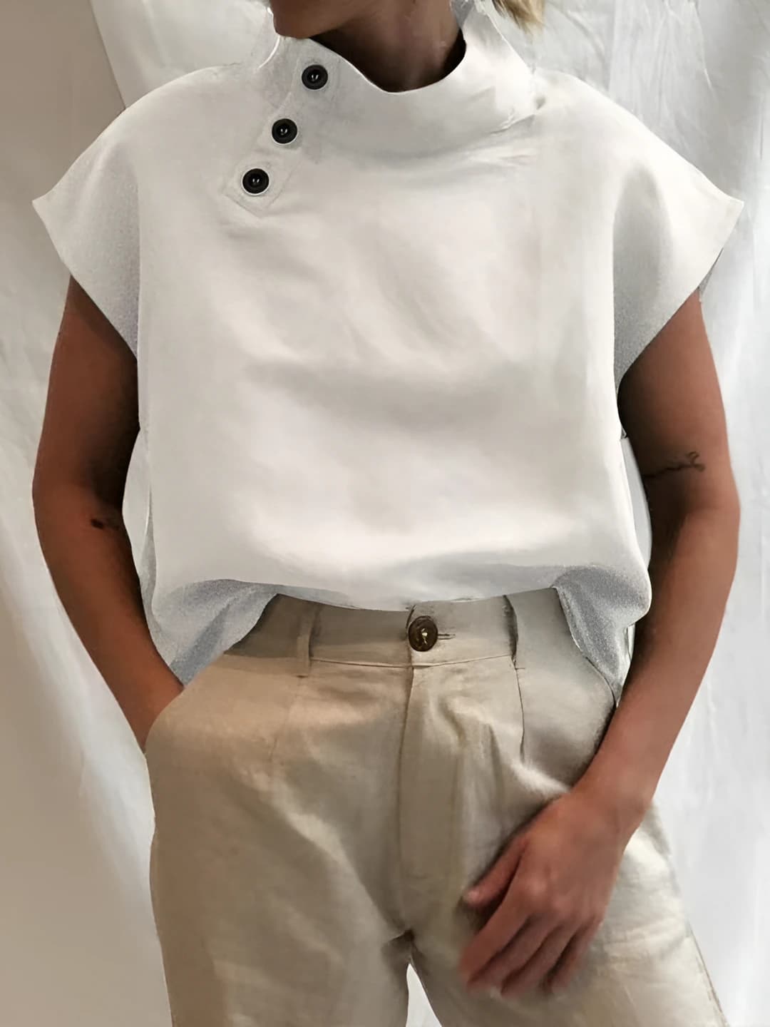 Ayollar uchun yozgi kundalik ko'ylak-shirt, tik yoqa, kalta yeng, bo'sh (oversize) kesim, bir rangli, paxtali