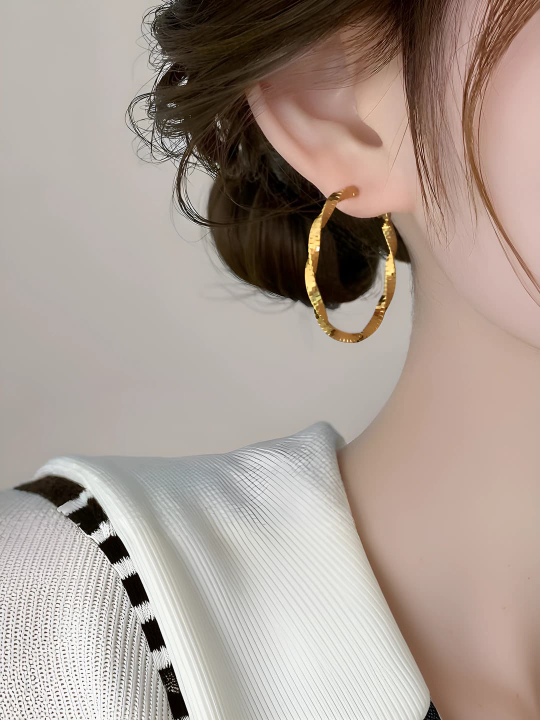 Women's geometric dark silver cable knit ring earrings with 18K plating, light luxury style fashion accessory