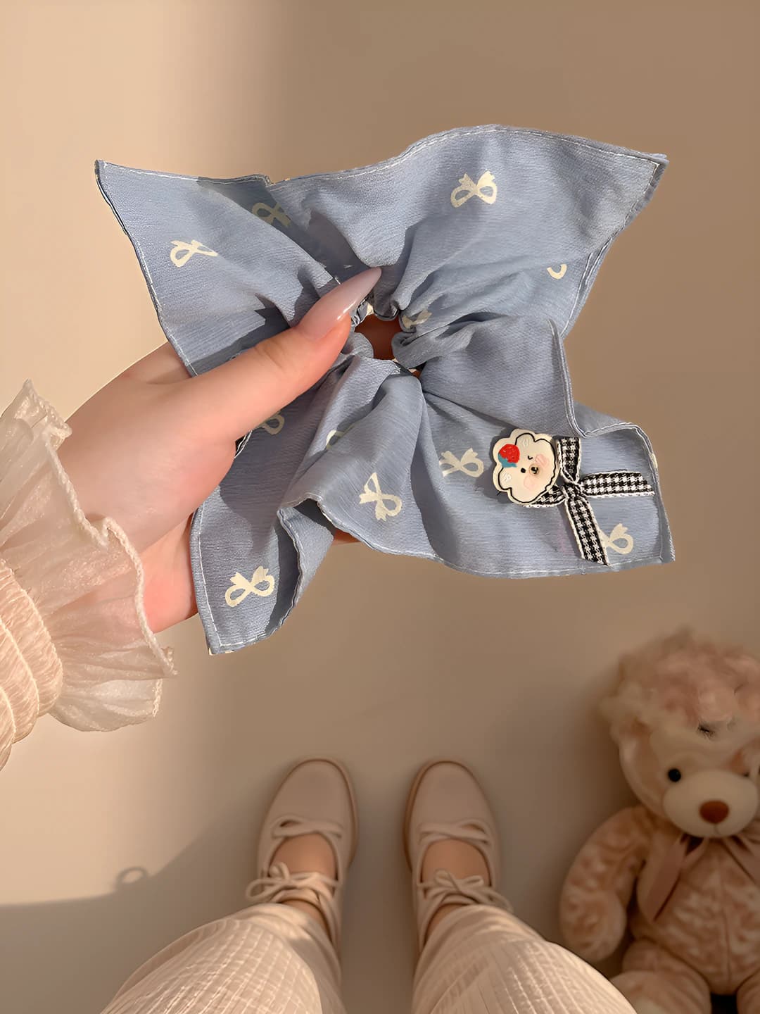 Blue bow, square