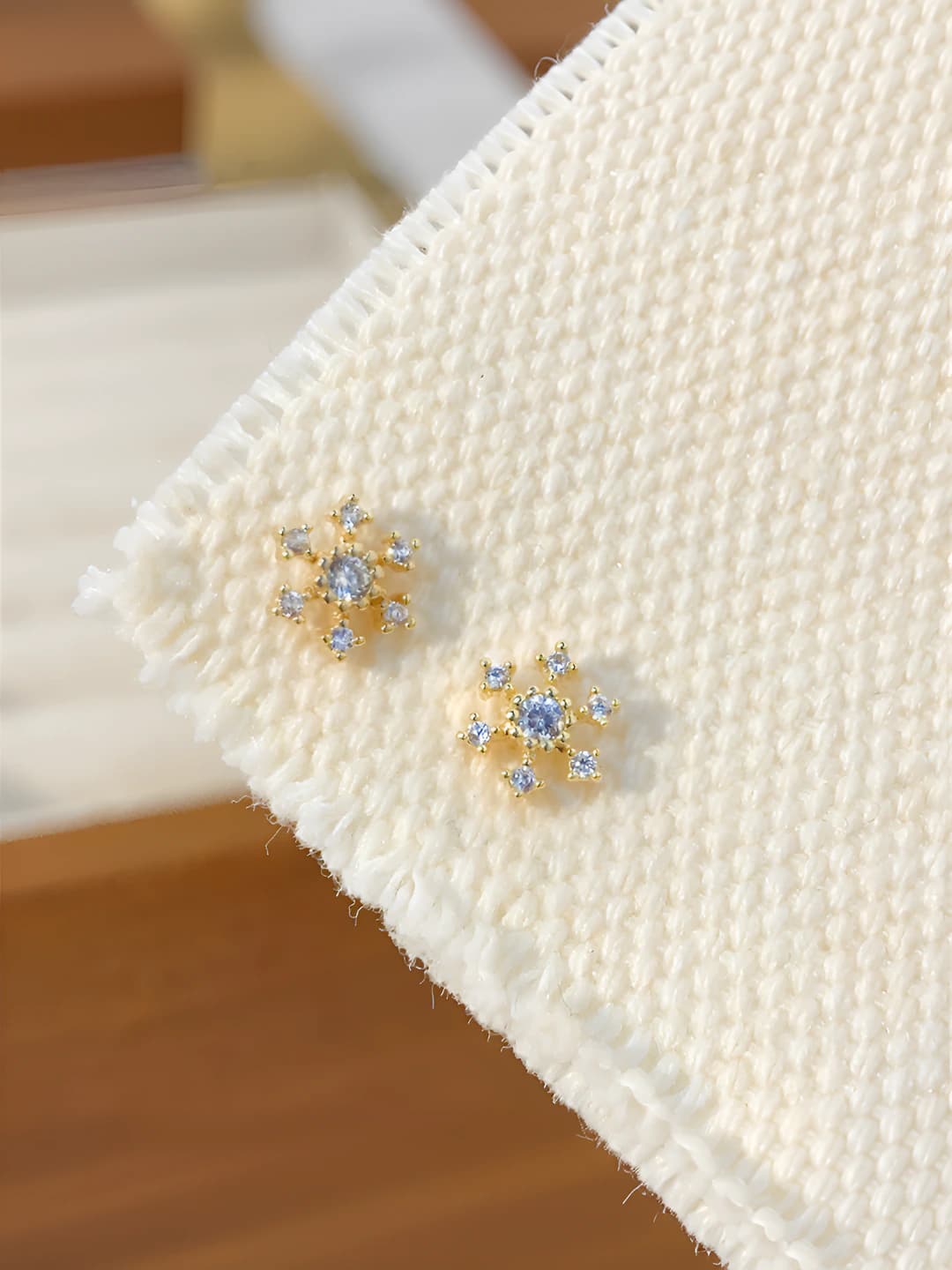 Women's snowflake zircon stud earrings with 6 stones in cartoon style