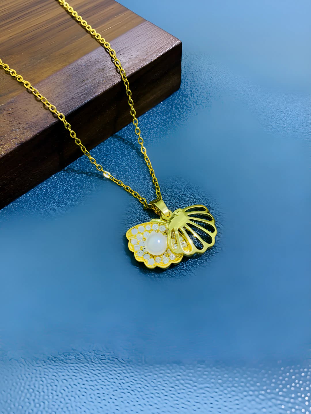 Women's summer 18k gold plated titanium steel necklace with geometric cut-out, scallop and pearl design