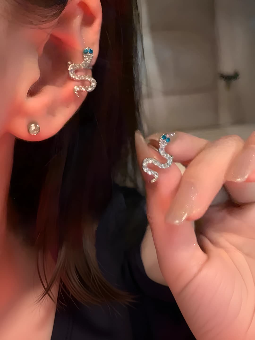 Women's small green-eyed snake-shaped rhinestone ear clip, punk style design element