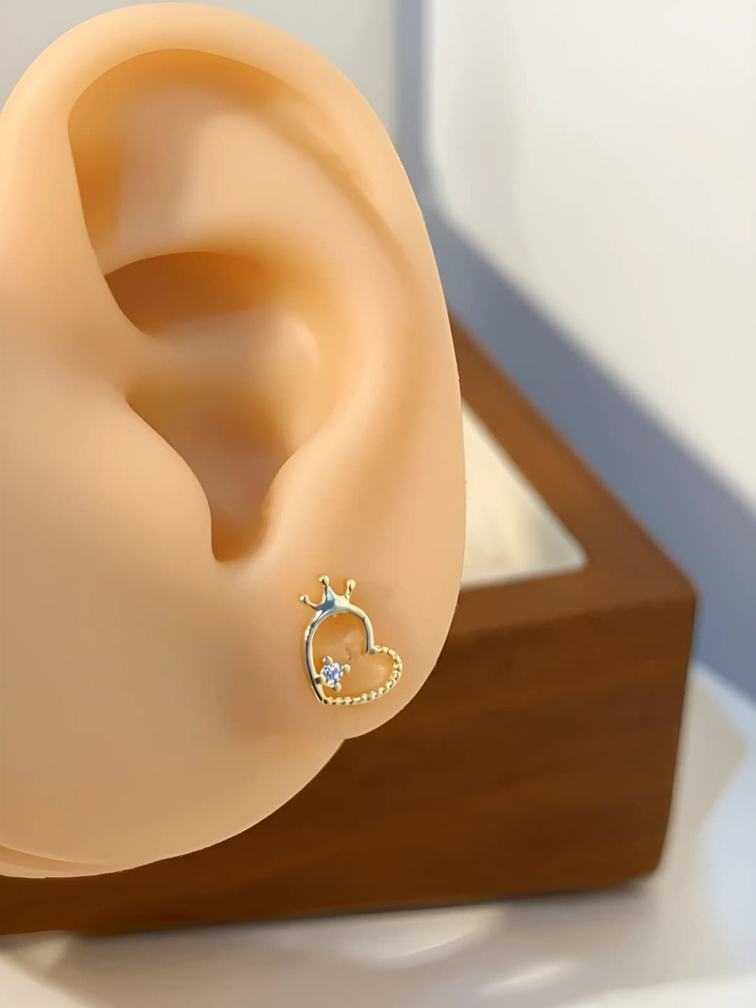 Gold heart crown zircon studs