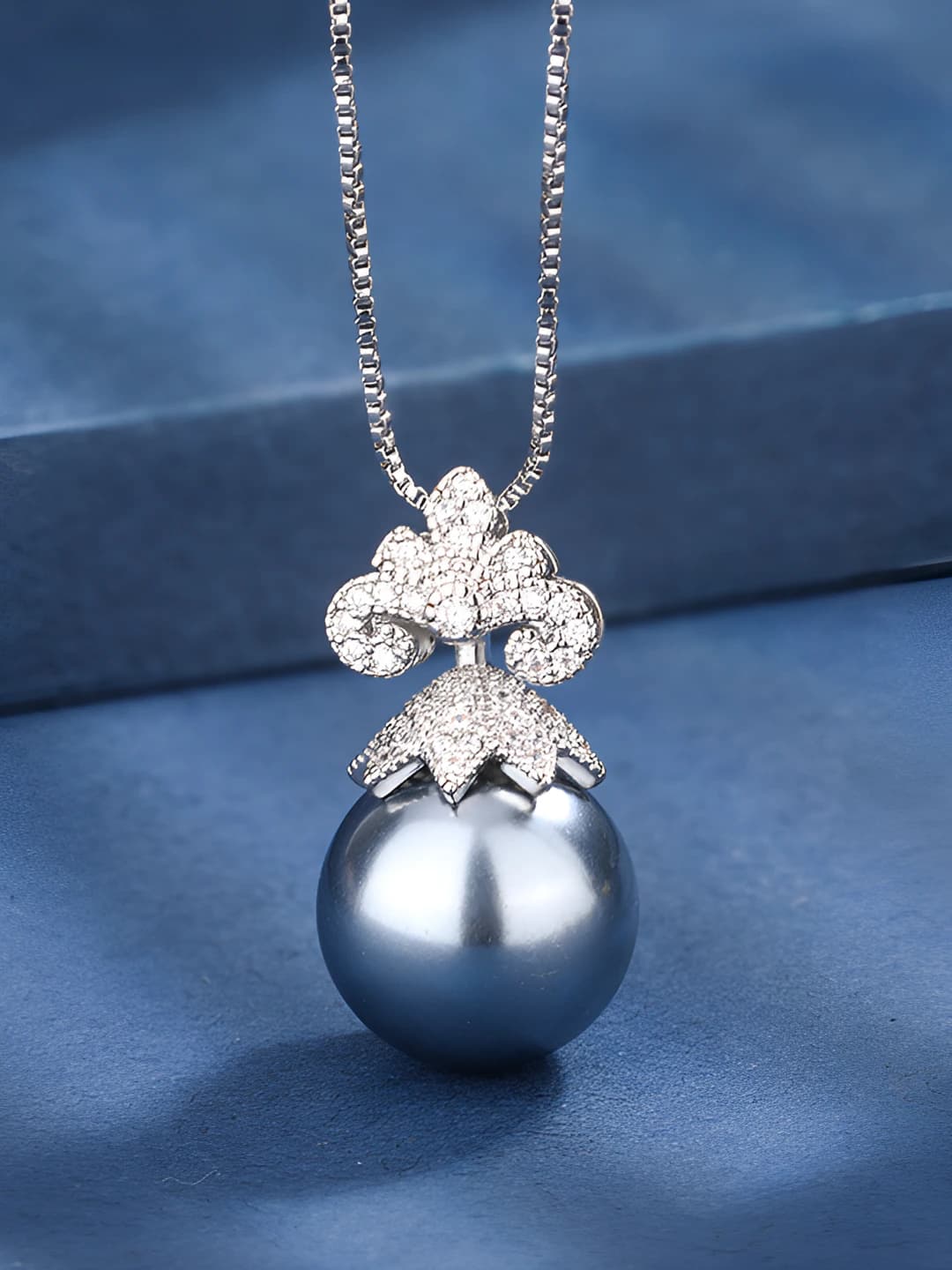 Grey pearl, chain