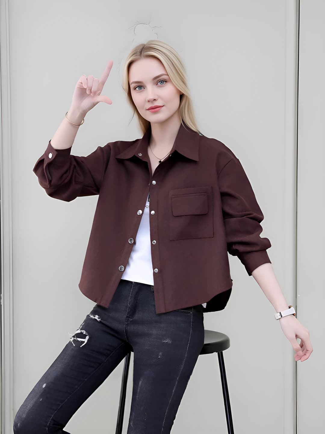 Ayollar uchun bahor-kuz retro uslubidagi bir rangli, bo'sh (oversize) kesimli, uzun yengli, kalta, POLO yoqali, ko'kragi yopiladigan, portloqli, poliester mato (80%-90%) ko'ylak-shirt