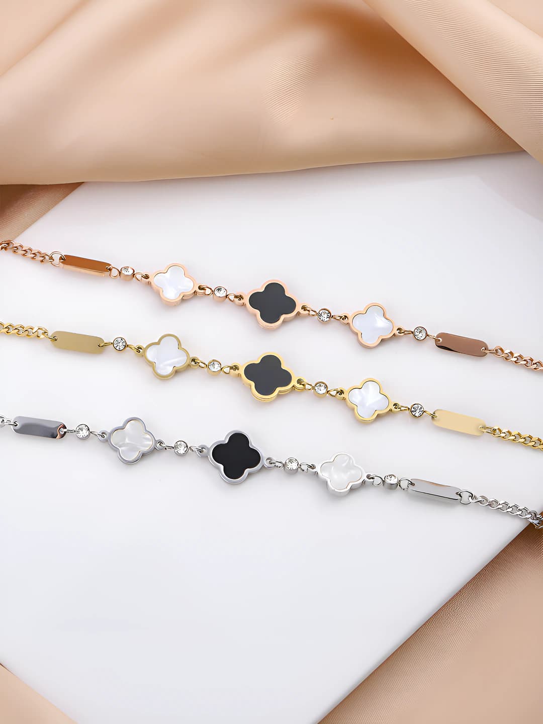 Four-leaf clover titanium steel bracelet for women, Korean style, with flowers and leaves