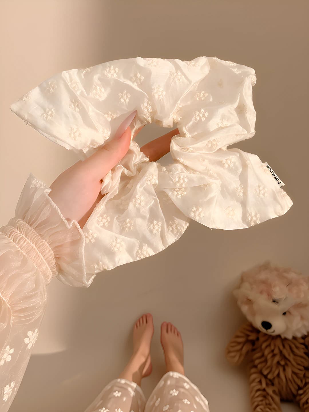 1# Off-white small floral - square, ~20 cm