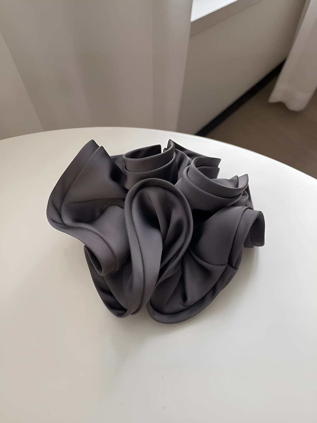 Ruffled scrunchie - Dark grey