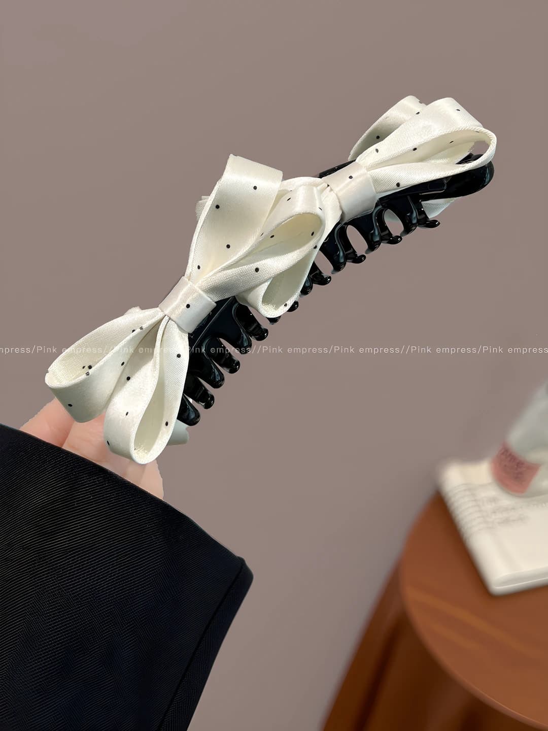 Off-white polka dot, bow banana, ~13 cm