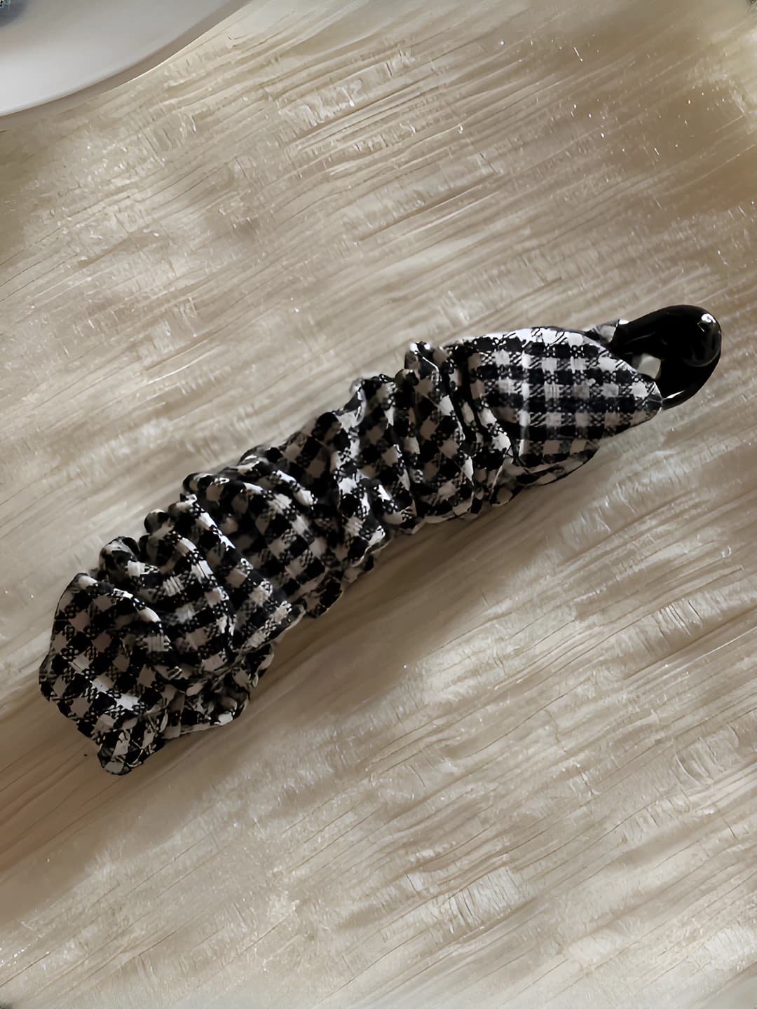Black-white plaid, ~10 cm