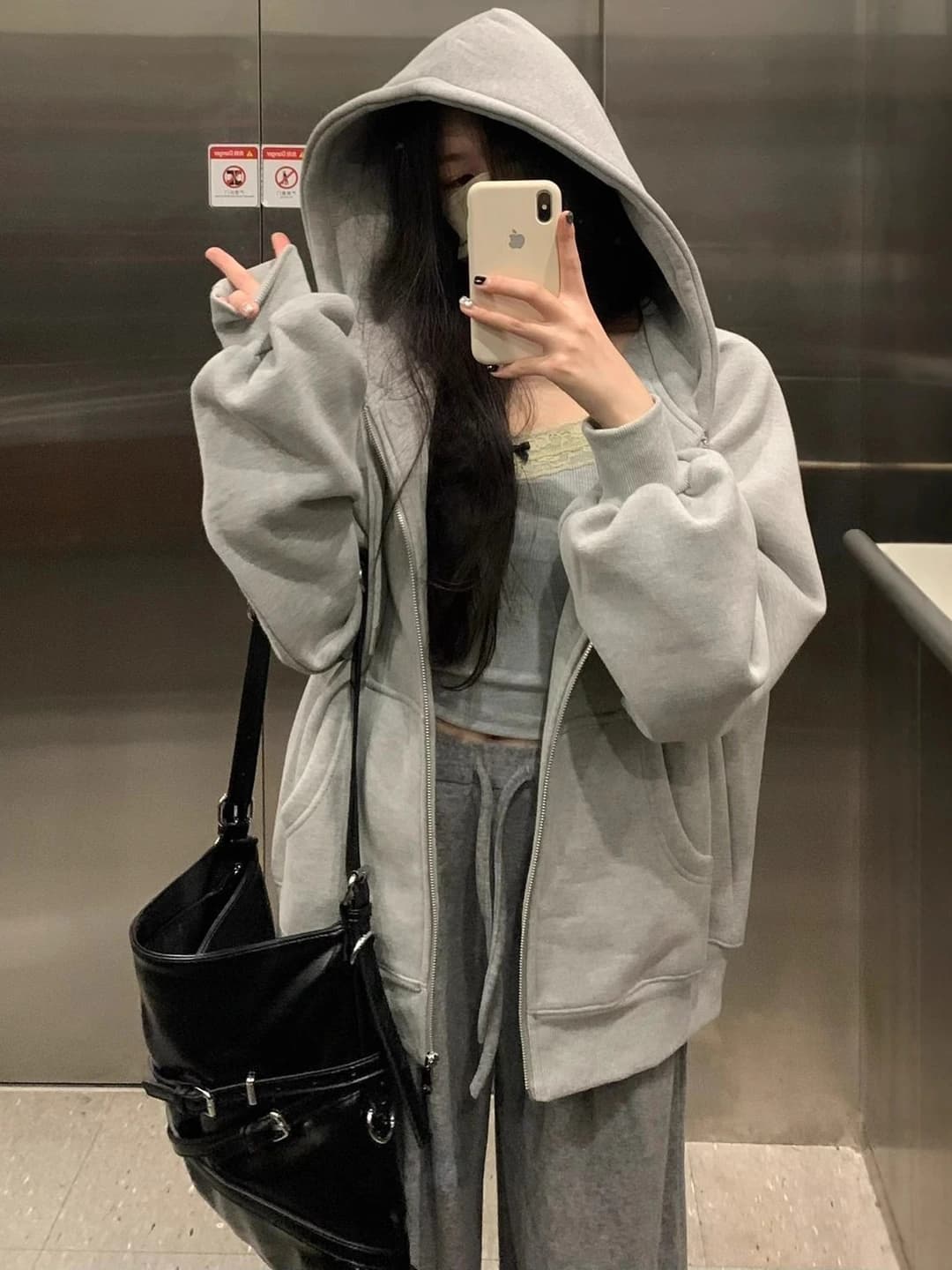 Ayollar uchun issiq astarli, qalinlashtirilgan fermuarli xudi, bir rangli, bo'sh (oversize) kesim, uzun yeng, kundalik uslub