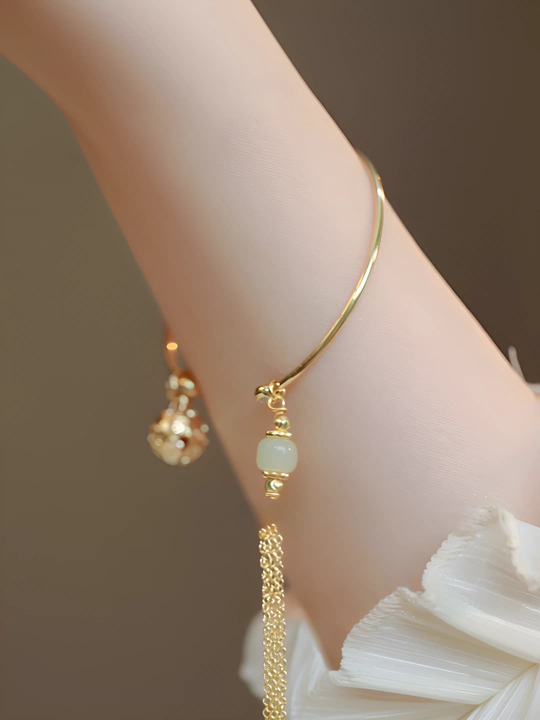 M1511 [White tassel bell bangle]