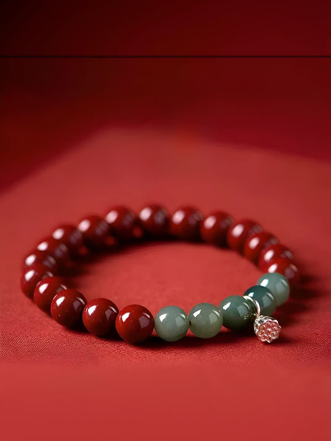 Ayollar uchun koreys uslubida qo'l zari, lotus qo'ng'iroqchisi, cinnabar rangli, qo'lda ishlangan