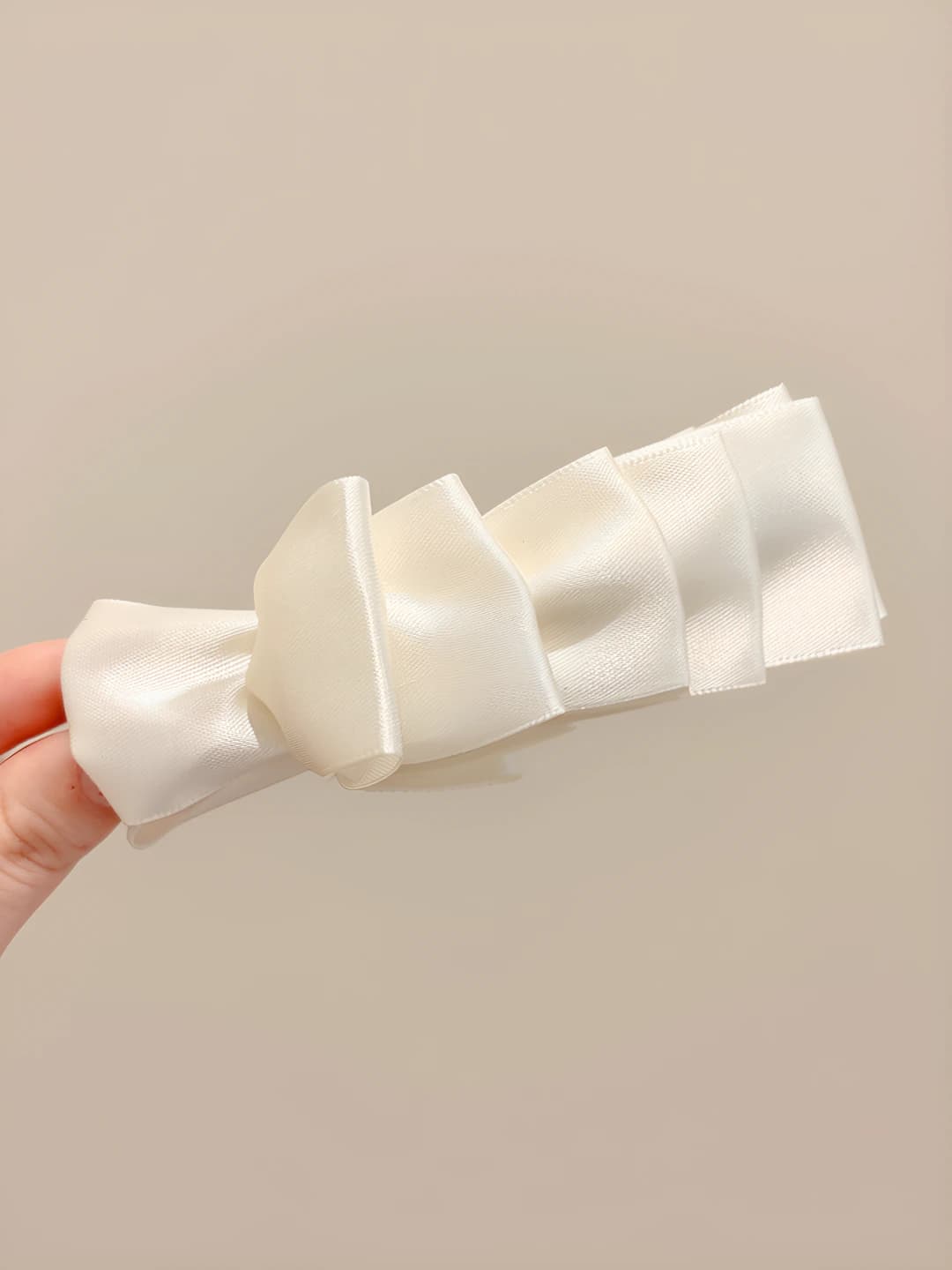 Off-white banana clip ~12 cm