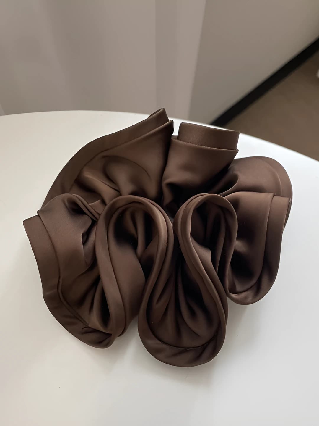 Ruffled scrunchie - Dark coffee