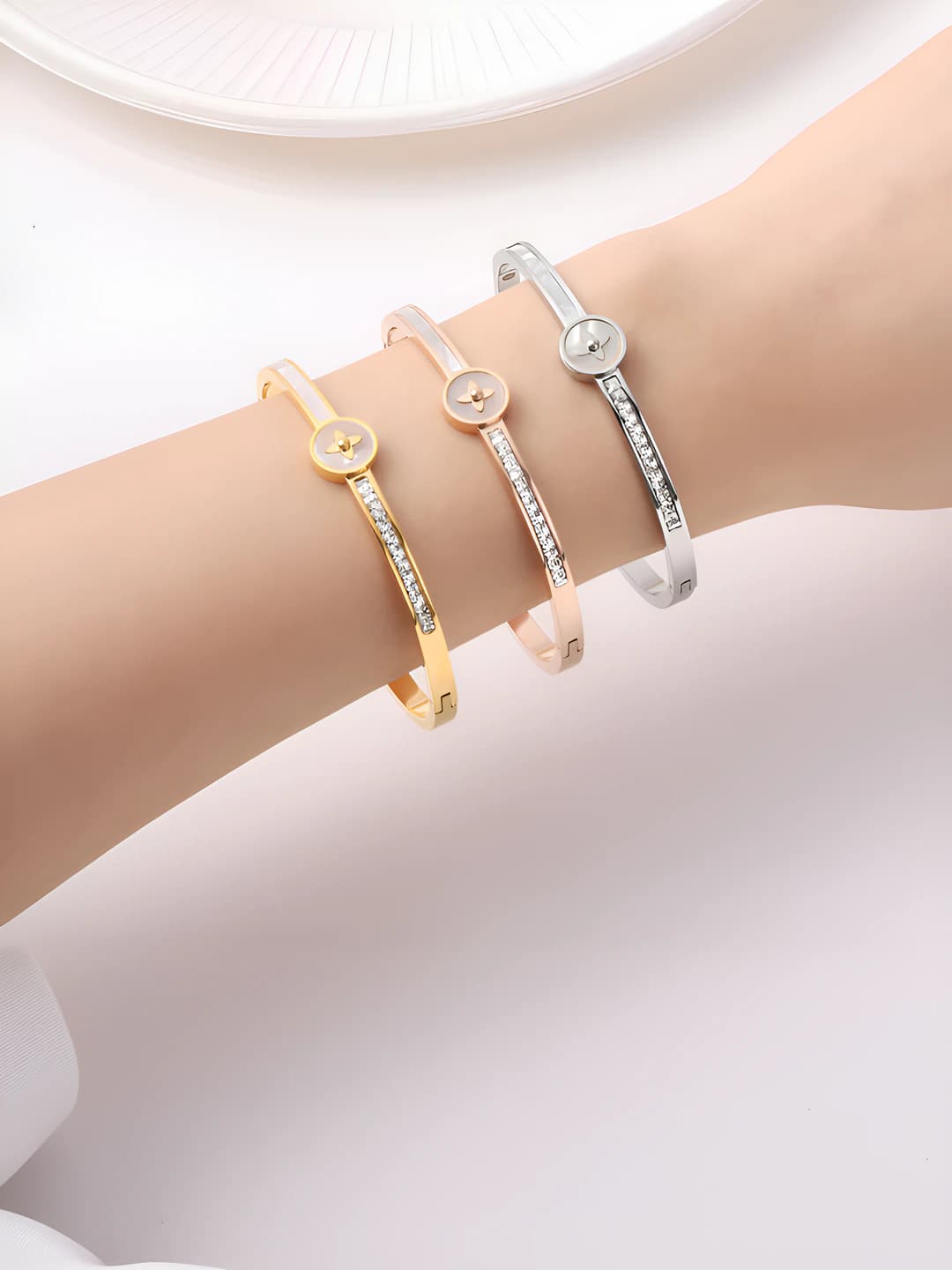 Women's titanium steel bracelet in Korean style with four-leaf clover, rhinestones, 18K gold plating, minimalist design