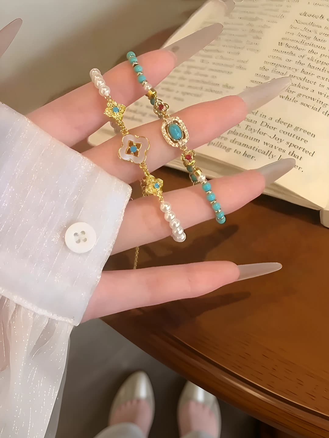 Ayollar uchun retro uslubdagi gullar va zarrachalar bilan bezatilgan geometrik shakldagi qo'l zari