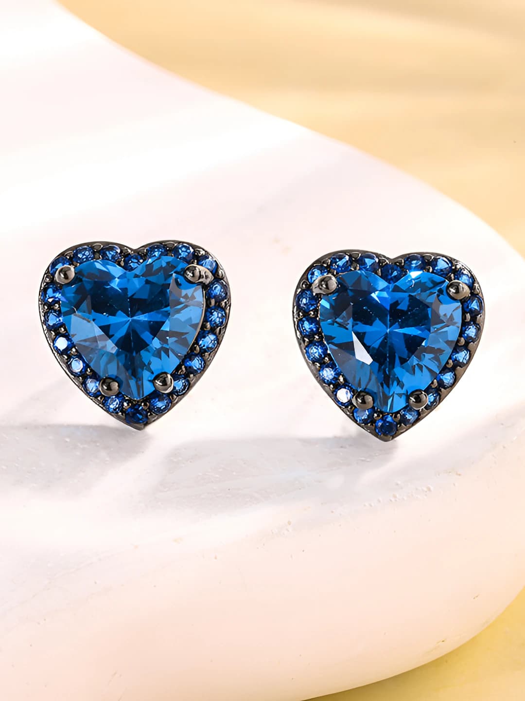 Black-gold blue spinel studs