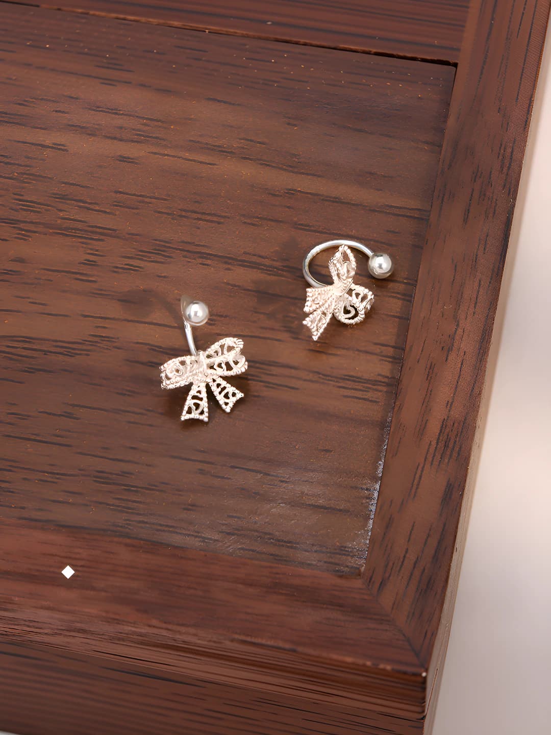Openwork bow earrings
