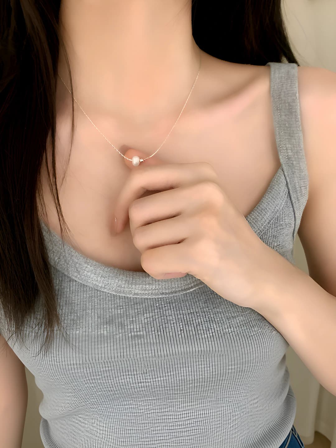 Ayollar uchun oq suvli murg'akli oddiy va nafis qisqa zanjirli qo'shloq