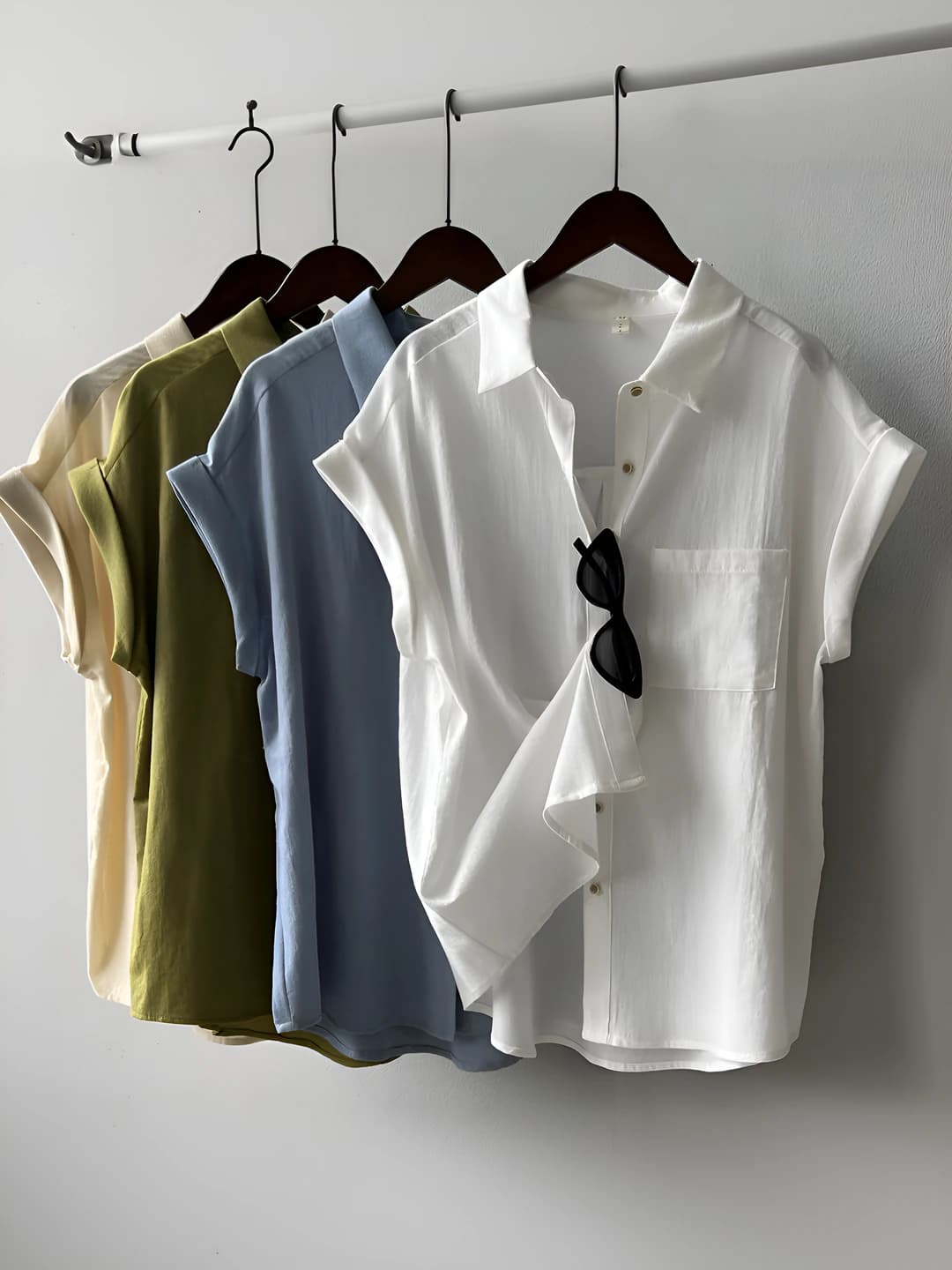 Ayollar uchun yozgi fransuz uslubidagi ko'ylak-shirt, kalta yeng, POLO yoqa, bir rangli, bo'sh (oversize) kesim, polyester mato
