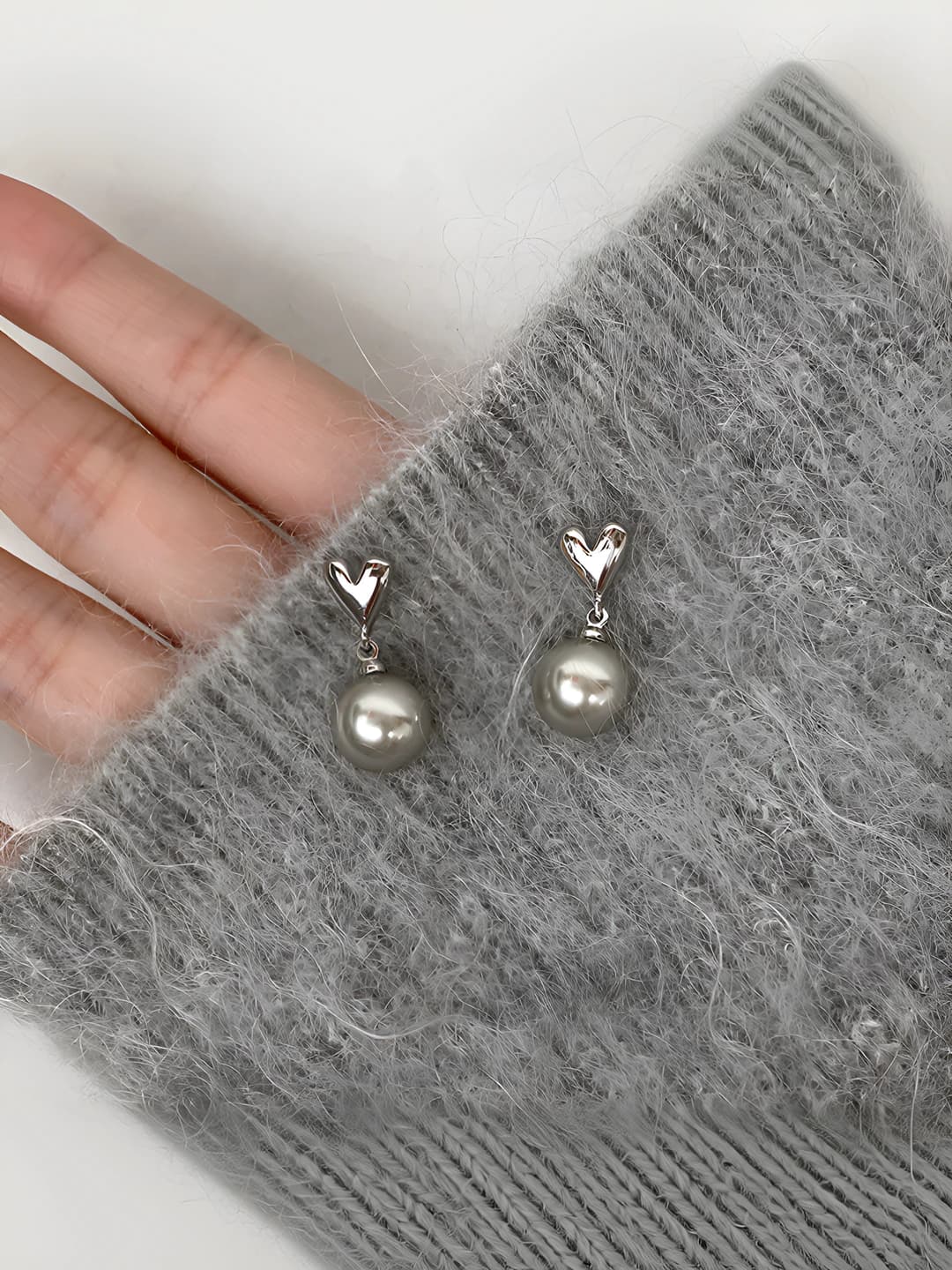 Women's metal heart pearl earrings, retro style, individual design, simple and versatile