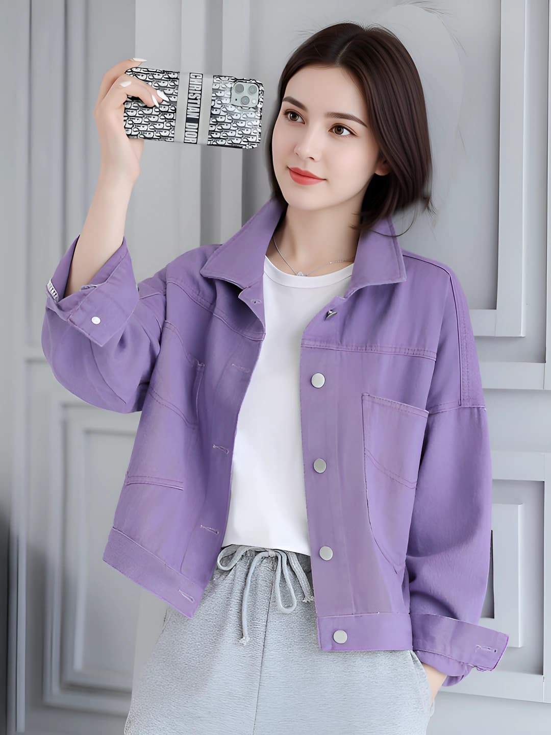 Ayollar uchun binafsha rangli denim kurtka, koreys uslubida, bahor-kuz, bir rangli, bo'sh (oversize) kesim, kalta, uzun yeng, qaytarma yoqa, past bo'ylilar uchun