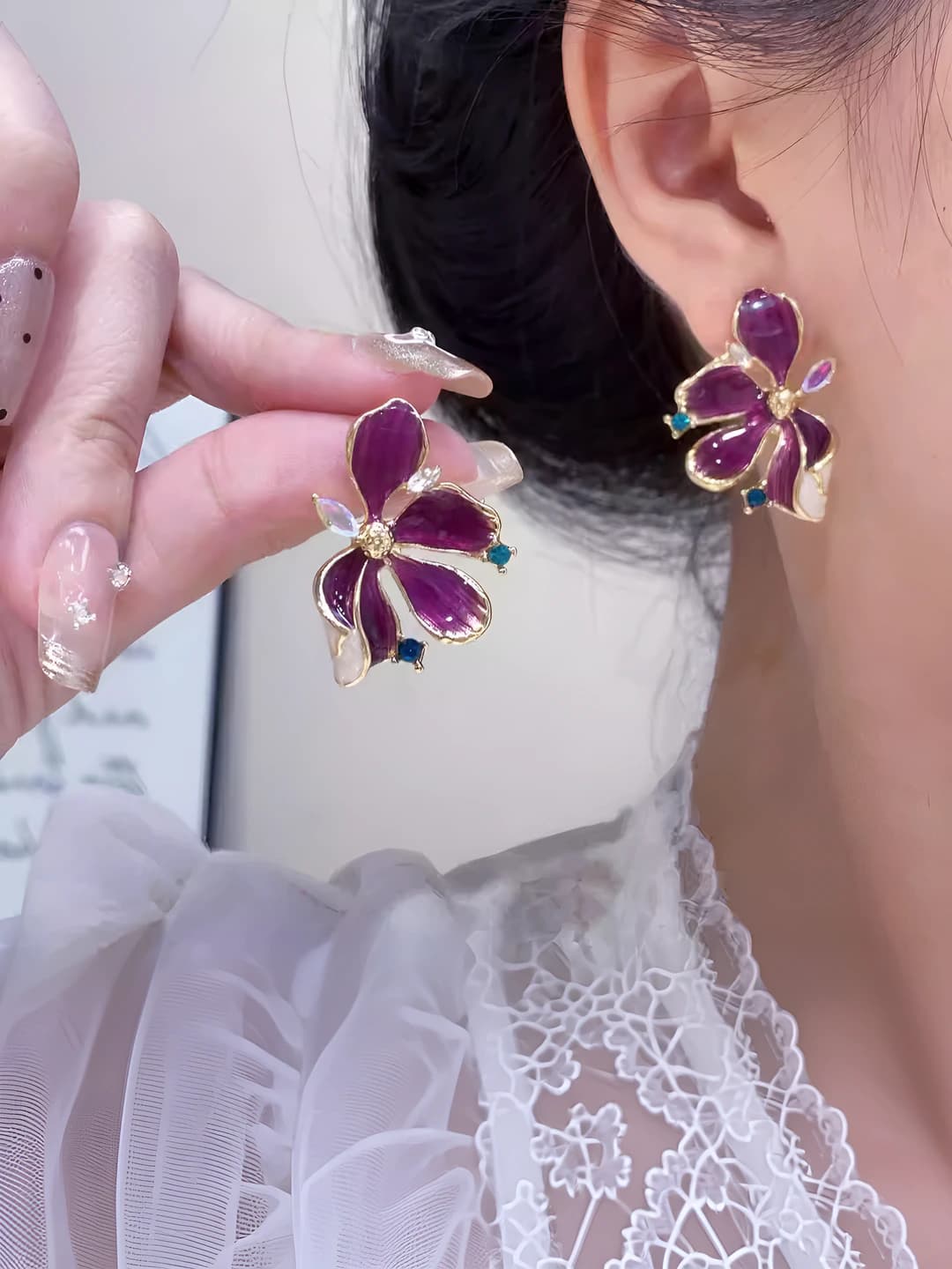 Women's vintage style earrings, with unique design, gold color, with crystals, in flower shape, in drop shape, with light luxury look, versatile, jewelry