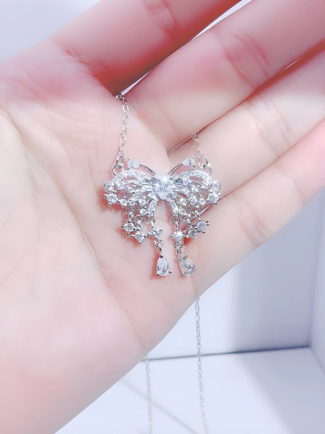 Bow necklace