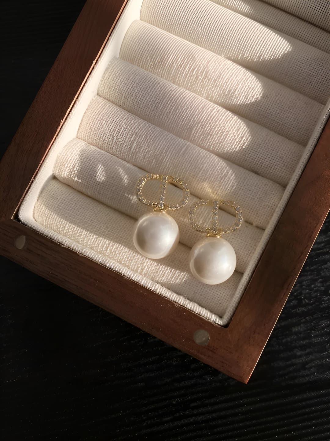 White, pearl, letter