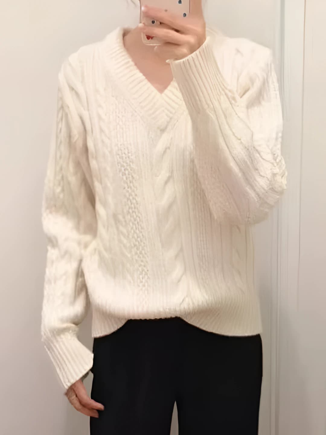 Ayollar uchun V-yoqali trikotaj sviter, uzun yengli, bir rangli, bo'sh (oversize) kesim, kuz-qish