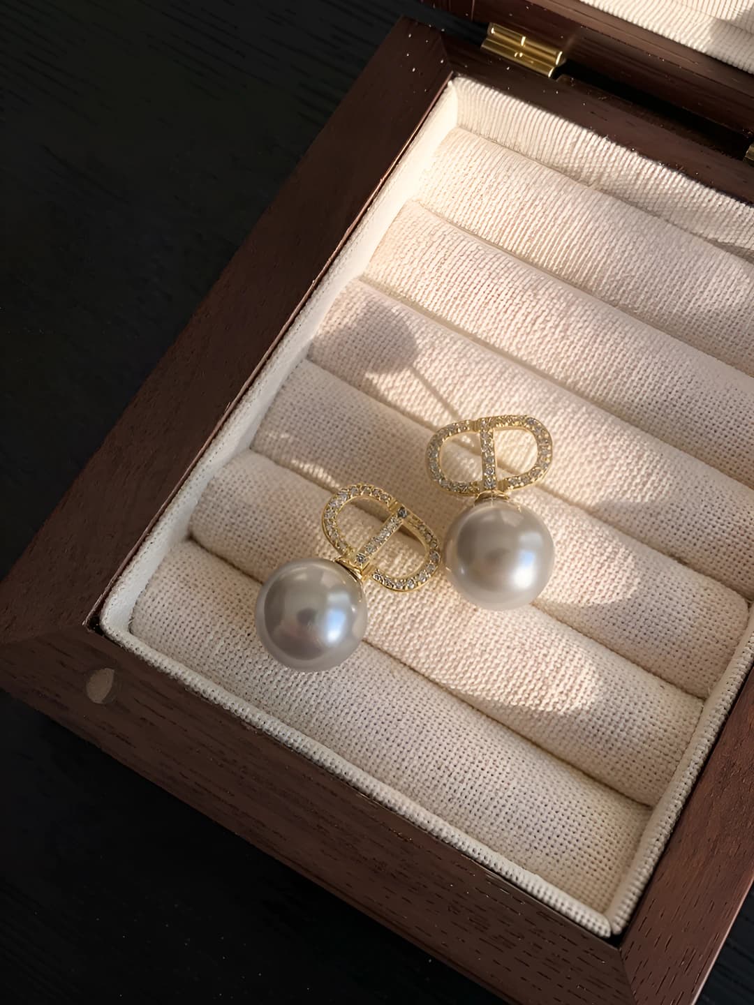 Grey-silver, pearl, letter