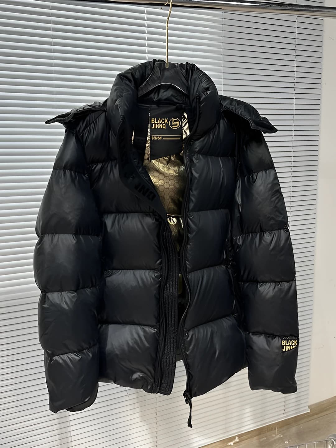 Ayollar uchun qora oltin rangli kalta puxli kurtka, sintetik pux to'ldirgich, polyester, qalinlashtirilgan, bo'sh (oversize), uzun yeng, fermuar, bir rangli, qishki