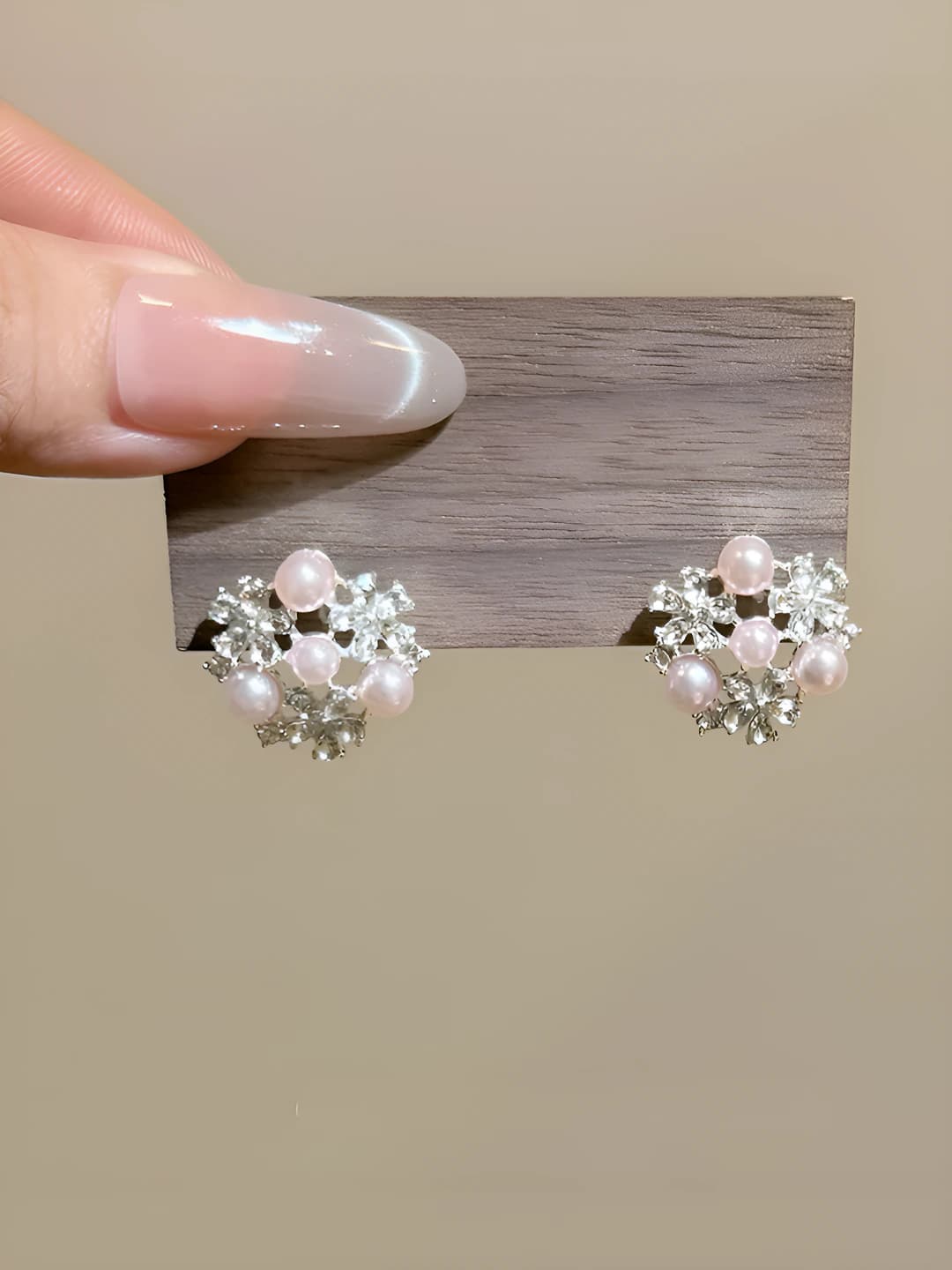 Women's French-style pearl flower cluster earrings, 925 silver post, sweet and elegant design