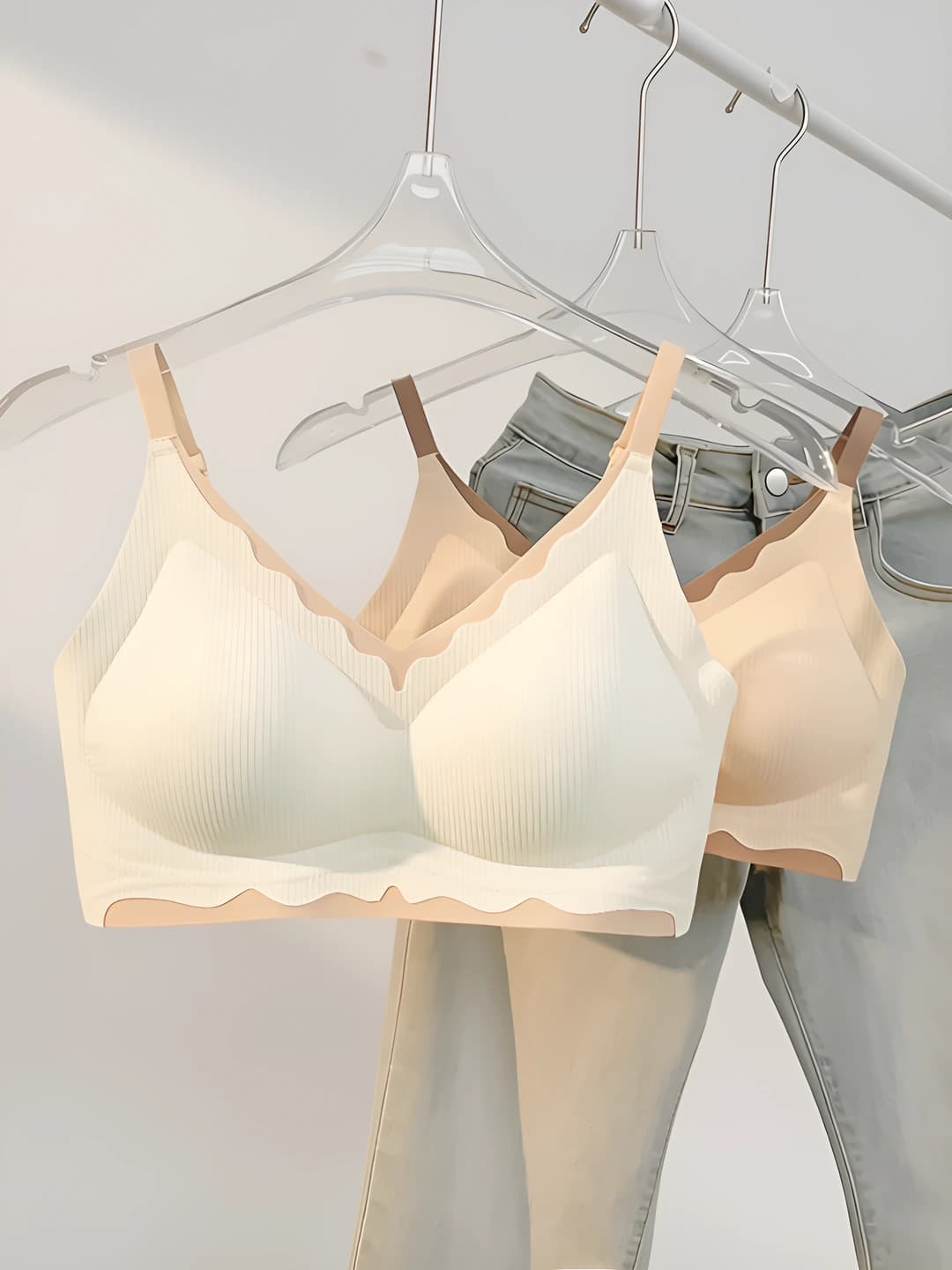 Women's seamless lace bra, tank top style, with soft underwire, gathering and lifting feature