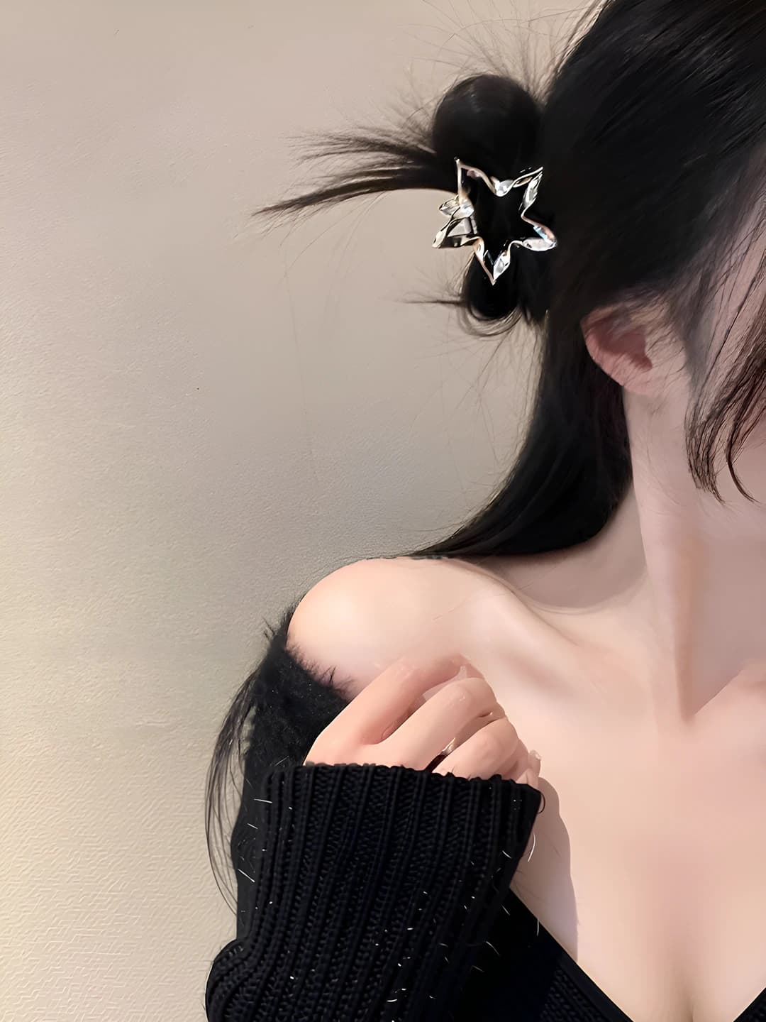 A liquid five-point star clip A