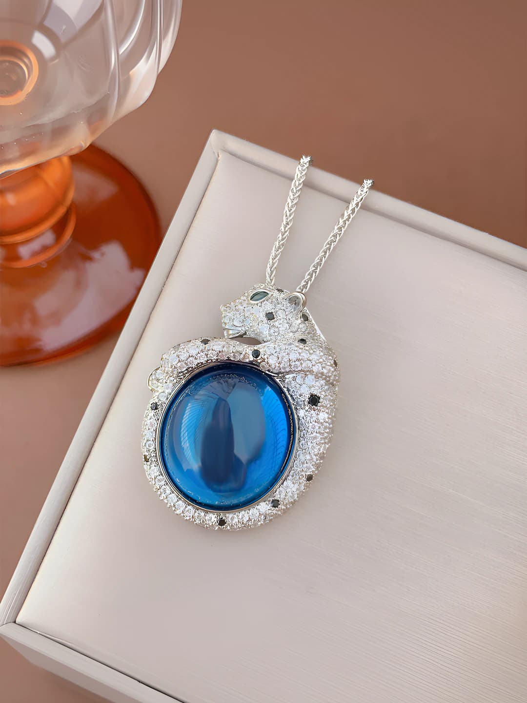 Ko'k spinel osma, shopen zanjir