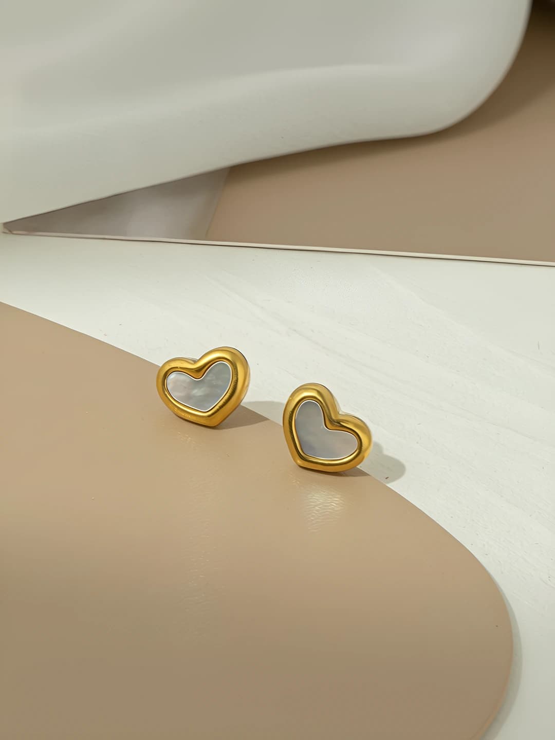 7217 White pearl heart Earrings Gold