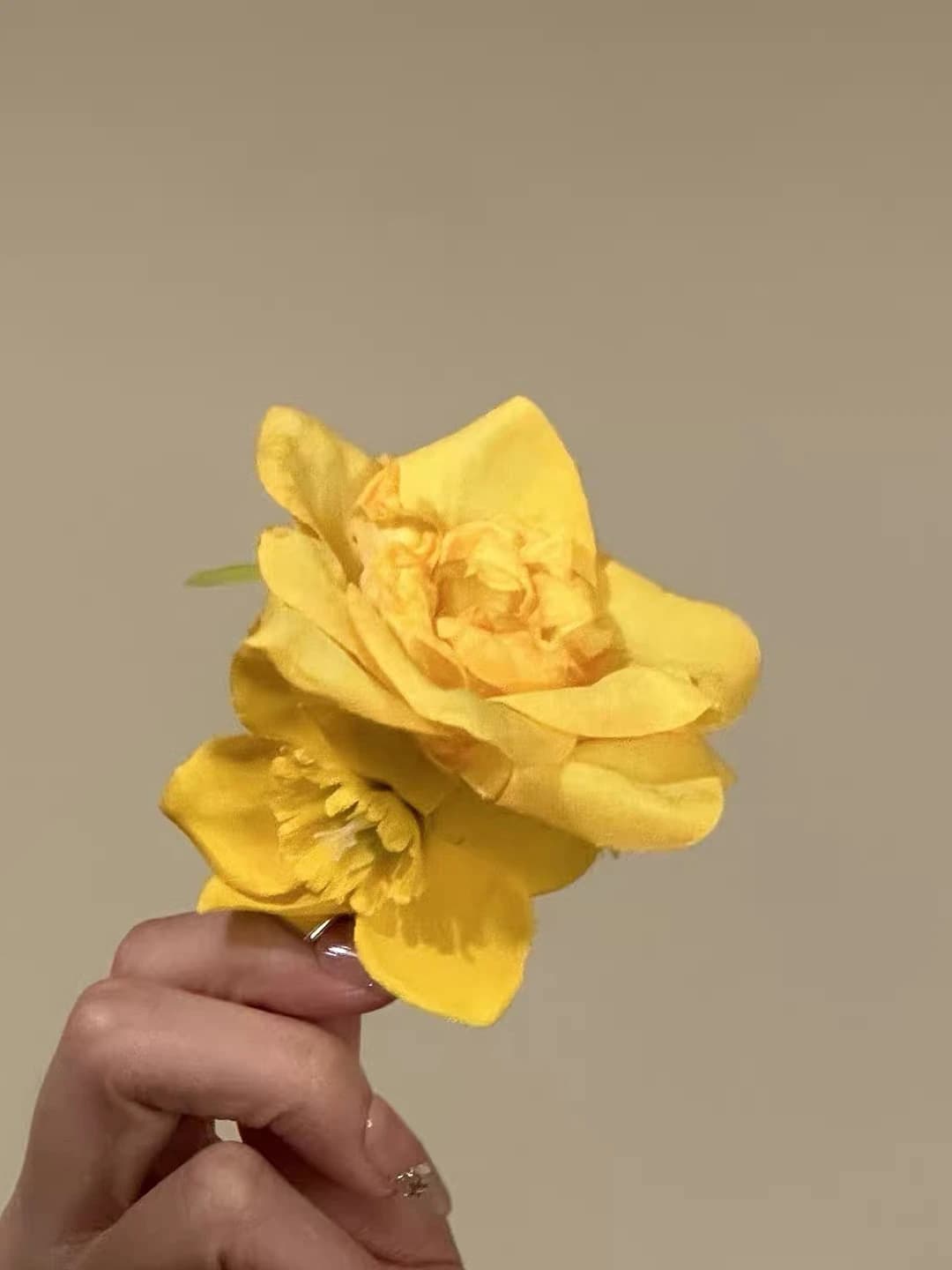 Жёлтый зажим с розой и мелкими жёлтыми цветами
